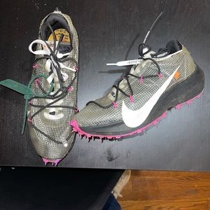 Wear few time size 10 fuchsia vapor off white